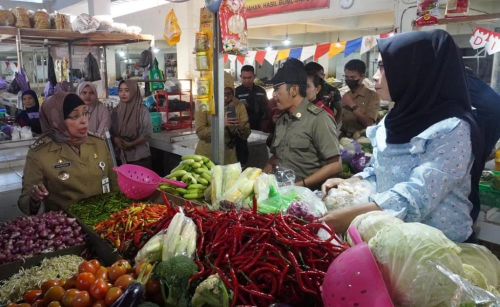 Pj. Bupati Batang, Lani Dwi Rejeki meninjau harga komoditas bahan pokok di Pasar Batang pasca-kenaikan BBM. Sumber foto: berita.batangkab.go.id.