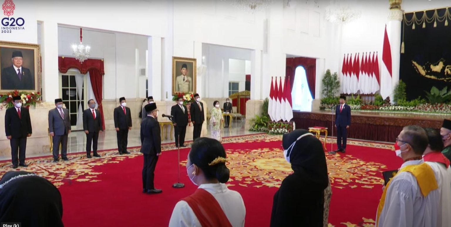 Presiden Jokowi melantik Abdullah Azwar Anas menjadi Menpan RB di Istana Negara, Jakarta Foto : Tangkapan Layar Youtube Sekretariat Presiden