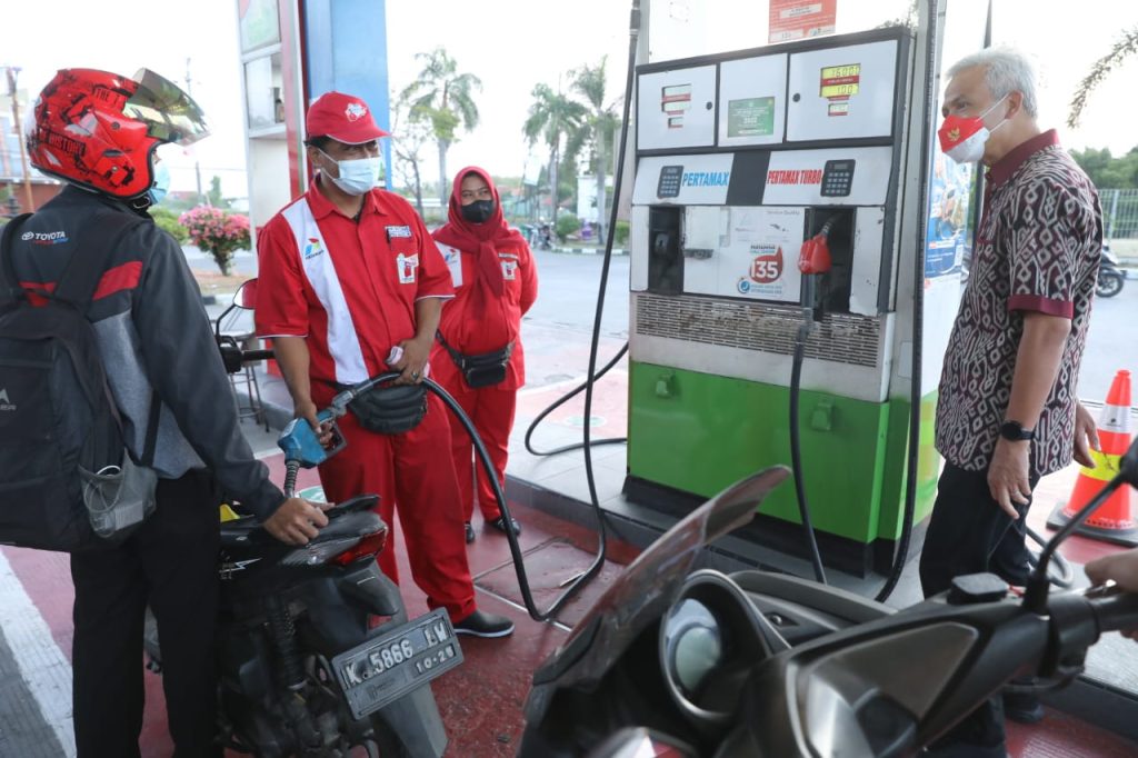 Gubernur Jawa Tengah, Ganjar Pranowo, saat memantau situasi terkini SPBU di Rembang. Sumber: jatengprov.go.id