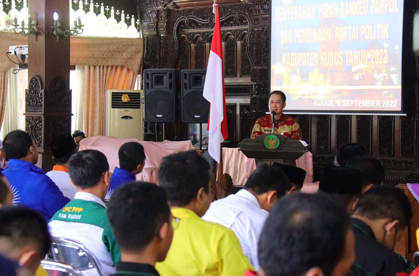 Bupati Kudus, Hartopo, saat menyalurkan bantuan keuangan bagi partai politik. Sumber: kuduskab.go.id