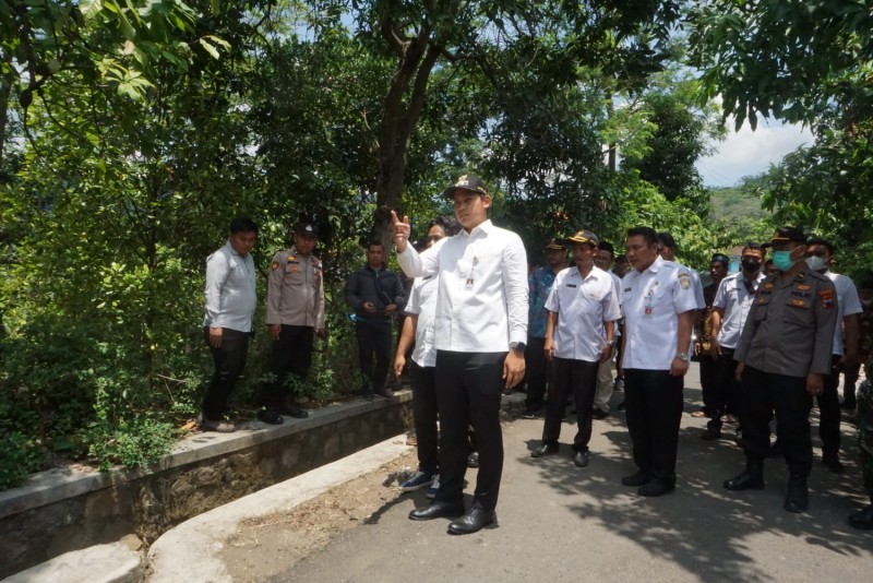 Bupati Kendal, Dico M. Ganinduto (paling depan) saat meninjau Desa Kaices. Foto: kendalkab.go.id
