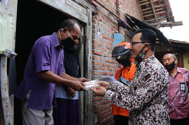 Penyaluran Bantuan Langsung Tunai (BLT) bagi warga miskin dari DTKS di Kelurahan Muja Muju. Foto: jogjakota.go.id