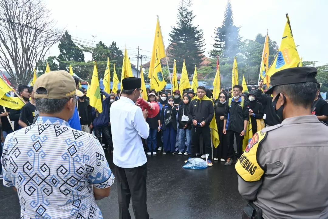 Bupati Temanggung, HM Al Khadziq, saat menemui massa aksi penolakan kenaikan harga BBM, Rabu (7/9). (Foto: instagram.com/pemkabtmg)