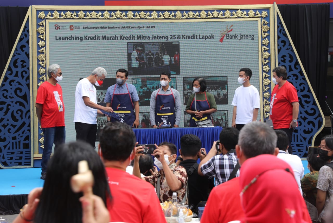Gubernur Jawa Tengah, Ganjar Pranowo saat meluncurkan program Kredit Mitra Jateng 25 dan Kredit Lapak. Sumber foto: jatengprov.go.id
