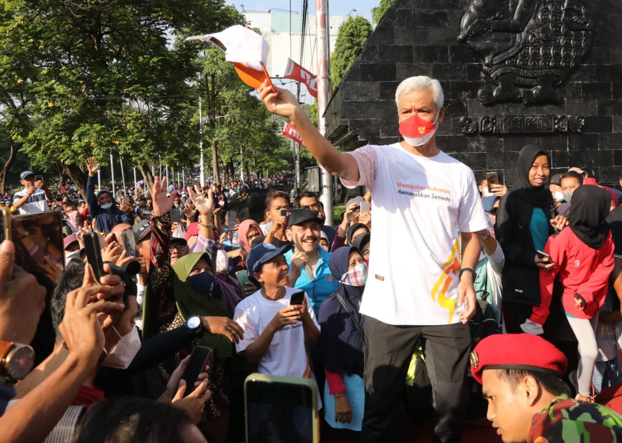 Gubernur Jateng, Ganjar Pranowo di sela-sela pembukaan Jalan Sehat Pramuktamar Muhammadiyah di Semarang. Foto: jatengprov.go.id
