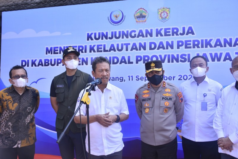Bupati Kendal saat mendampingi kunjungan kerja Menteri KKP ke daerahya, Minggu (11/9). Sumber: kendalkab.go.id