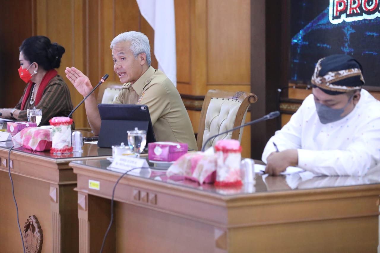 Gubernur Jateng, Ganjar Pranowo (tengah). Foto: jatengprov.go.id