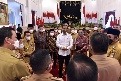 Presiden RI, Joko Widodo (putih) saat memberi arahan kepada kepala daerah. Foto: setkab.go.id