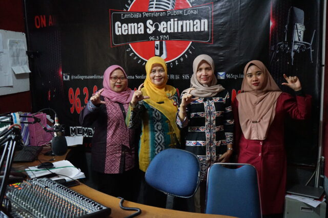 Jajaran Dinkominfo Purbalingga saat memperkenalkan ‘Bangga Macapat’ di Radio Gema Soedirman. Sumber: purbalinggakab.go.id