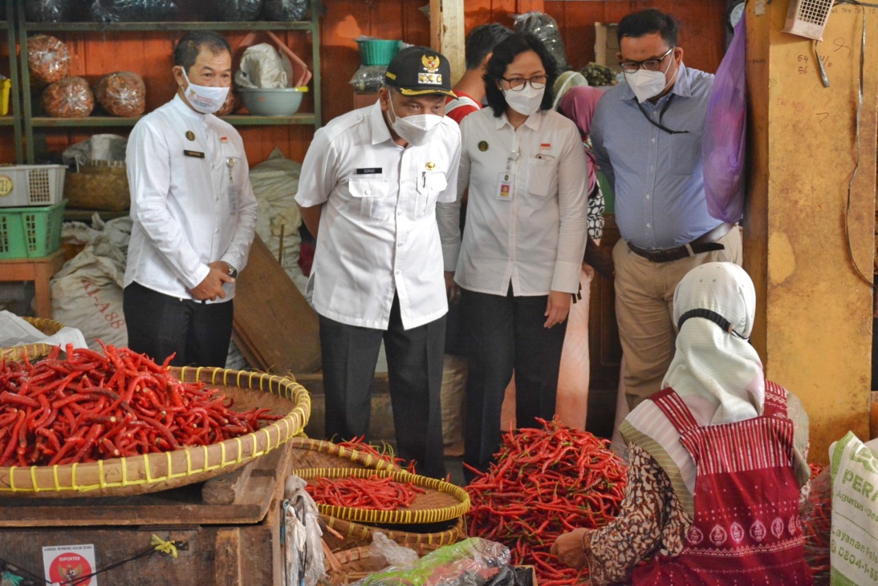 Pj. Wali Kota Yogyakarta, Sumadi, bersama jajaran saat meninjau harga dan stok bahan pokok di Pasar Beringharjo. Foto: jogjakota.go.id