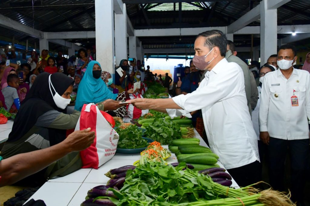 Presiden RI, Joko Widodo saat menyerahkan BLT di Kabupaten Aru. Foto: setkab.go.id