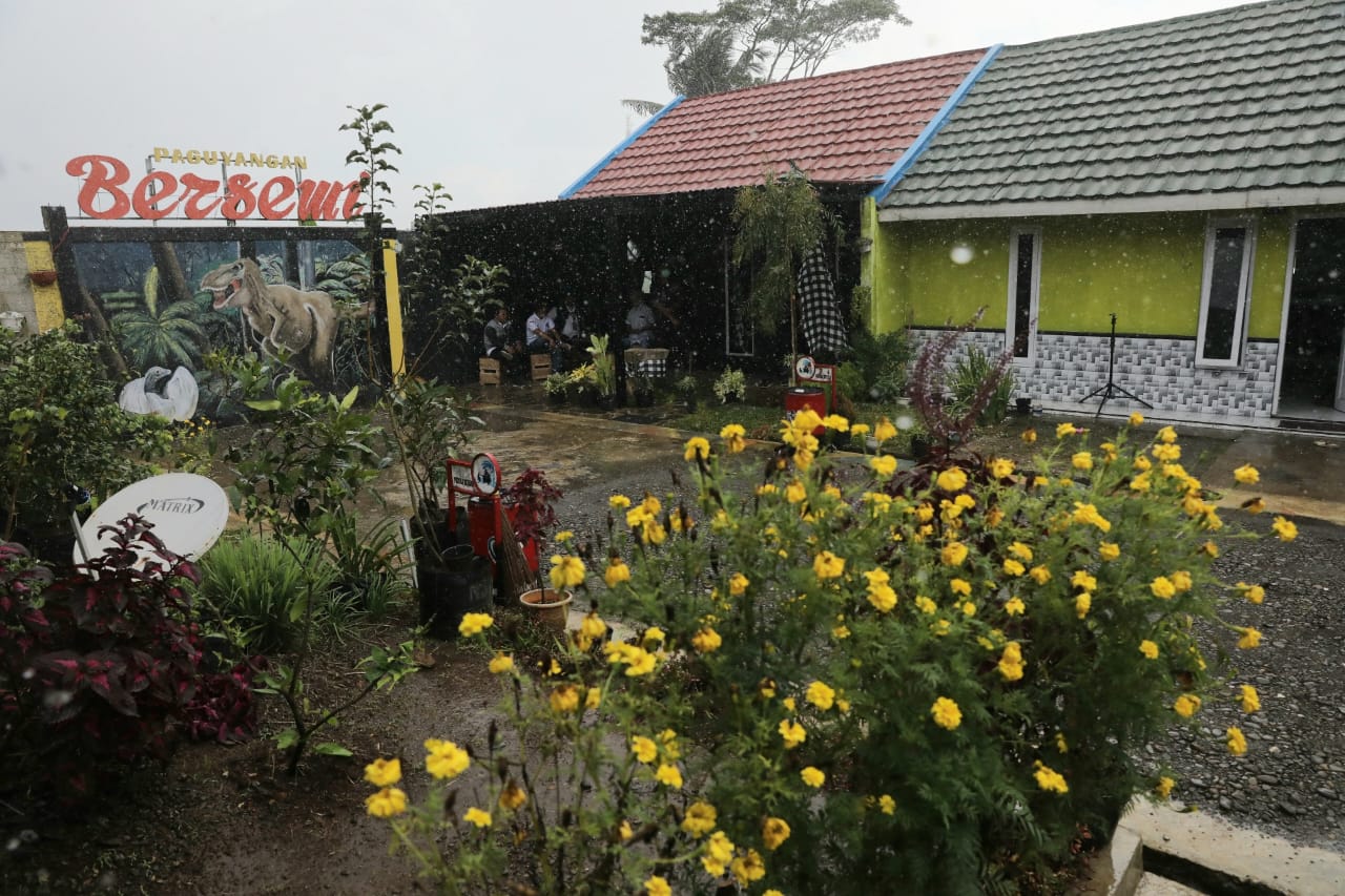 Gubernur Jateng, Ganjar Pranowo saat meninjau salah satu rumah Optimis di Brebes. Foto: jatengprov.go.id