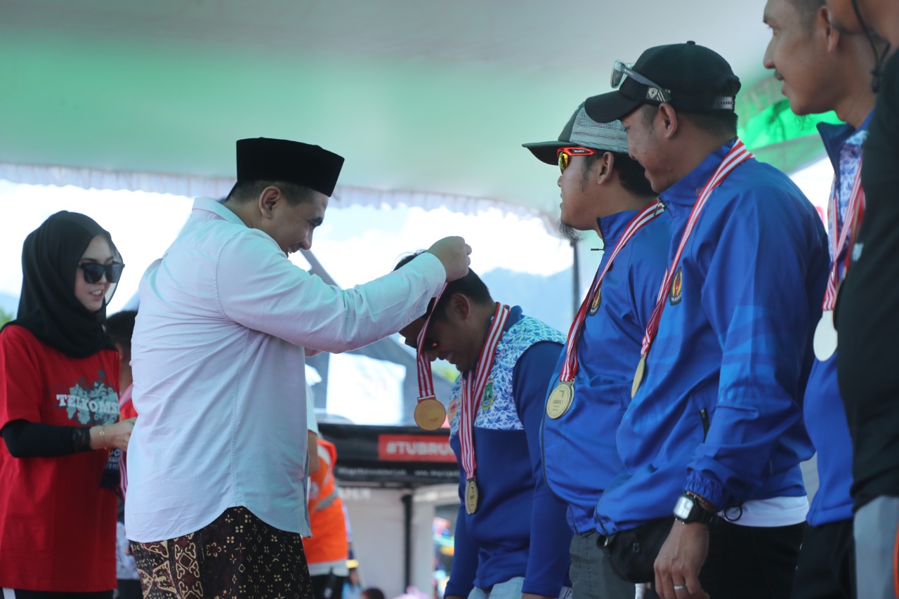 Wagub Jateng, Taj Yasin Maimoen saat penutupan Kejuaraan Gantole dan Paralayang Telomoyo Cup VI. Sumber foto: jatengprov.go.id