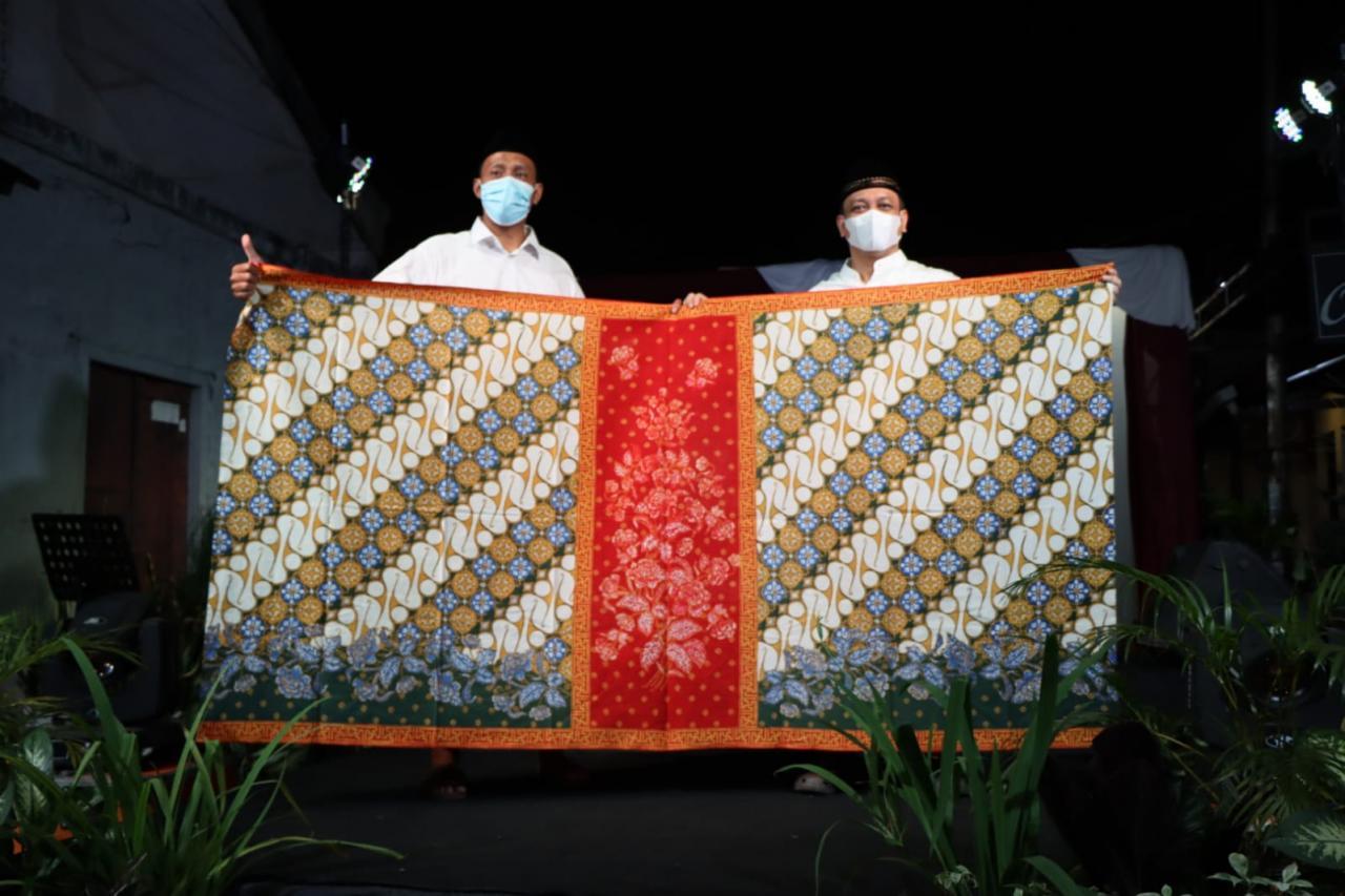Pemkot Pekalongan bersama Paguyuban Sarung Batik Pekalongan mengajukan pendaftaran indikasi sarung batik ke DJKI Kemenkumham RI. Sumber foto: pekalongankota.go.id