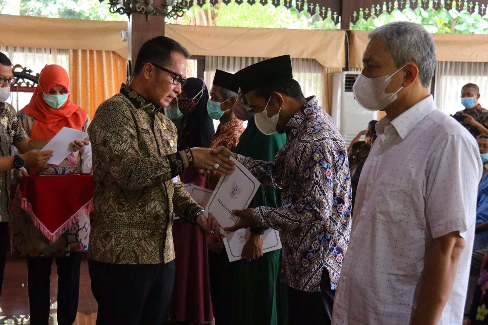 Bupati Kudus, Hartopo, saat menyerahkan bantuan biaya pemakaman bagi warga prasejahtera, Selasa (20/9). Sumber: kuduskab.go.id