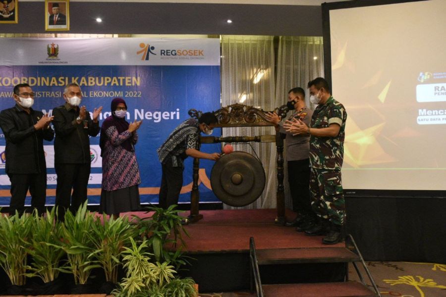 Sekda Kabupaten Pekalongan, M. Yulian Akbar saat menghadiri pembukaan Rakor Pendataan Awal Registrasi Sosial Ekonomi. Sumber foto: pekalongankab.go.id