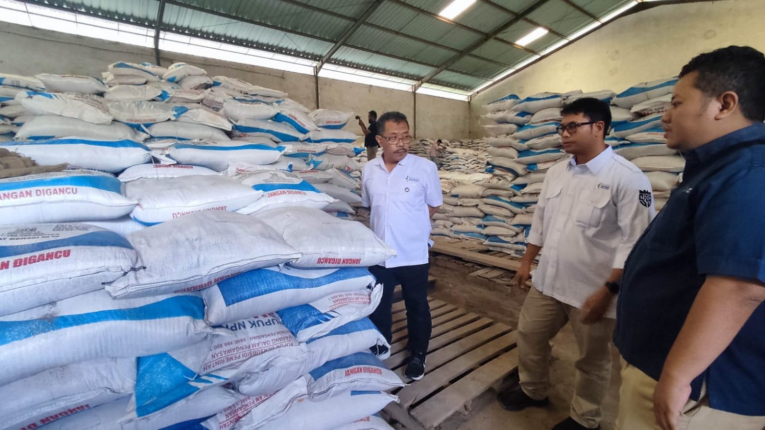 Pejabat PT Pupuk Indonesia saat meninjua Gudang pupuk di Temanggung. Foto: jatengprov.go.id