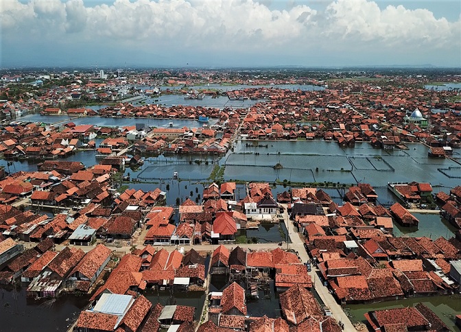 Permukiman di Pekalonagn terendam rob. Foto: kemitraan.or.id