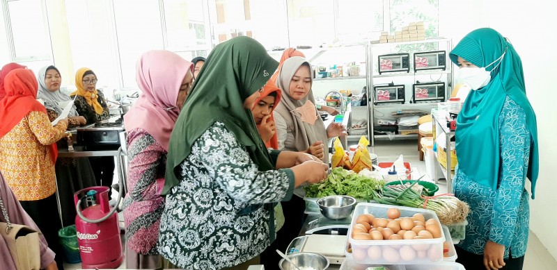 Kegiatan pelatihan mengolah bandeng yang digelar TP PKK dan DKP Kendal. Foto: kendalkab.go.id
