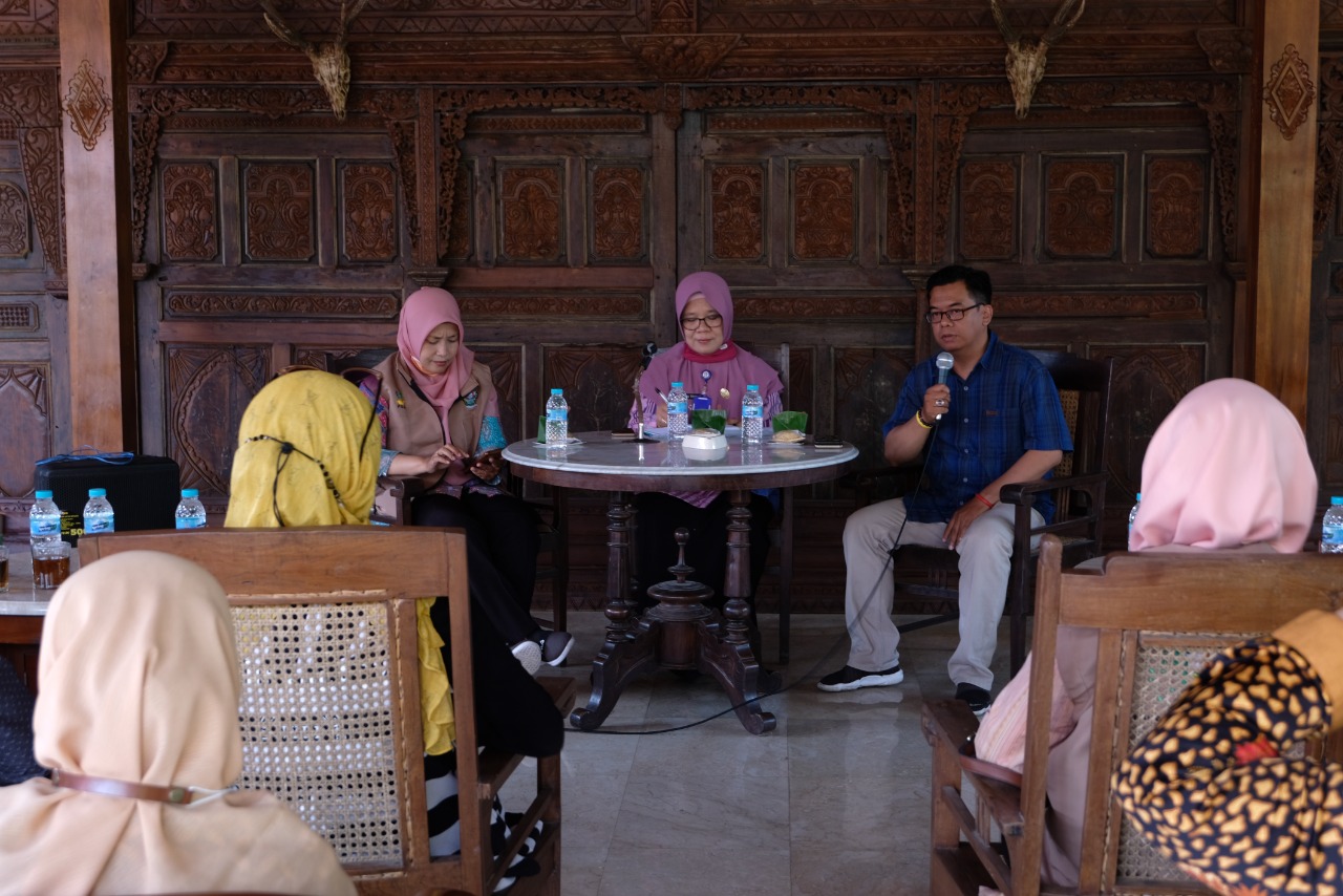 Dinsos Temanggung menyosialisasikan rujukan terpadu di Puskesos Dharma Parahita kepada anggota IPSM Temanggung, Rabu (21/9). (Foto: temanggungkab.go.id)