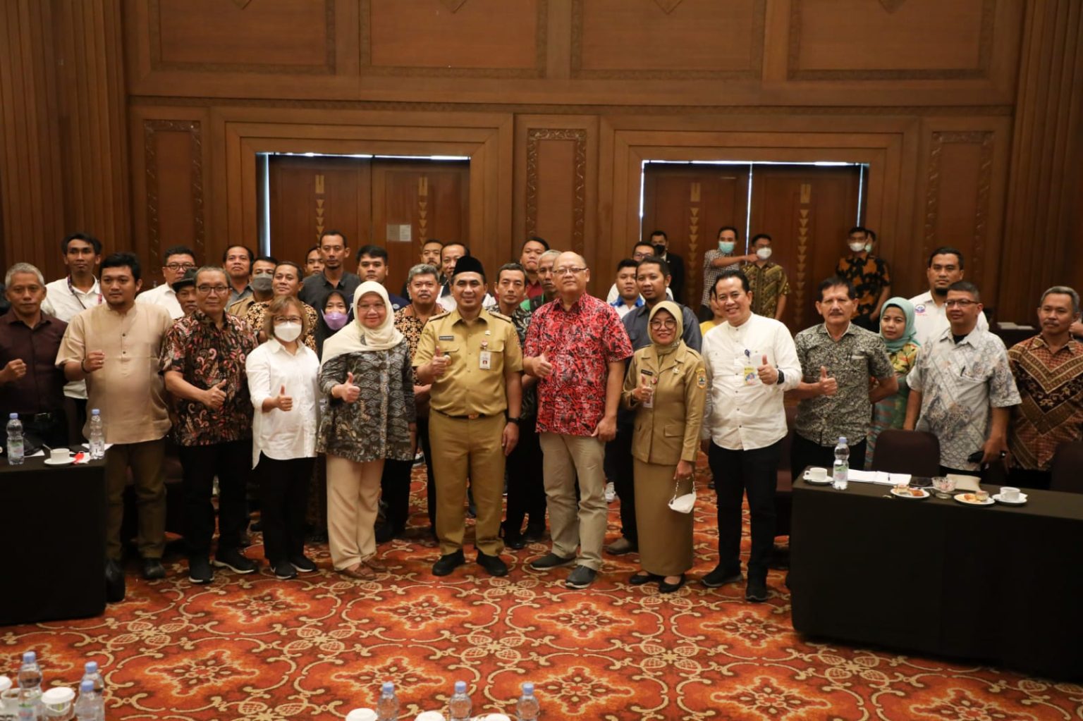 Wagub Jateng, Taj Yasin (berpeci) bersama perwakilan buruh se-Jawa Tengah. Foto: jatengprov.go.id