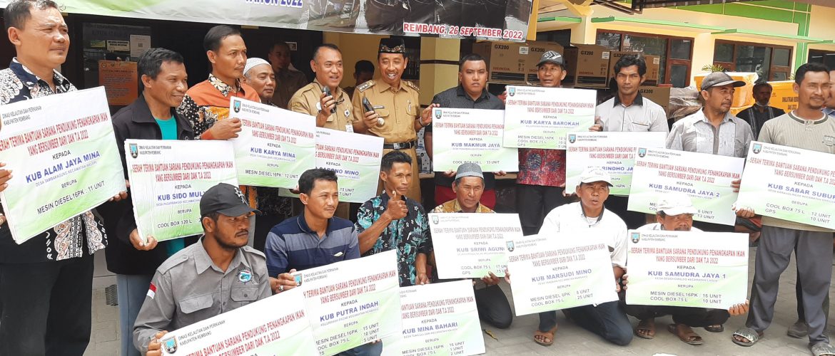 Bupati Rembang, Abdul Hafidz, saat membagikan bantuan kepada nelayan. Sumber: rembangkab.go.id