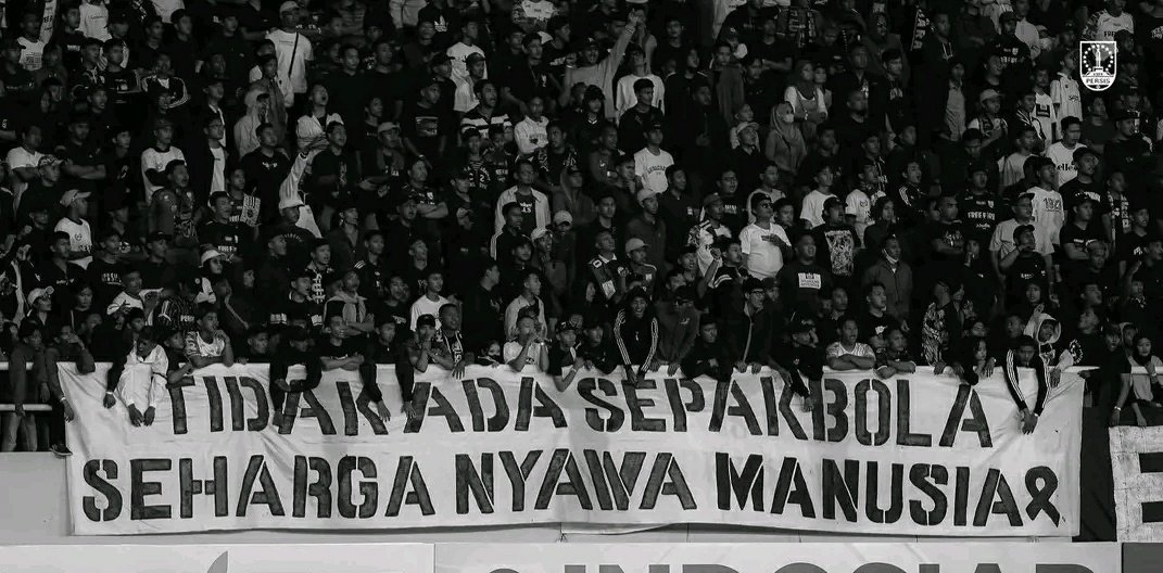 Supporter membentangkan spanduk solidaritas. Foto: Twitter Persis Solo/TitoLabs