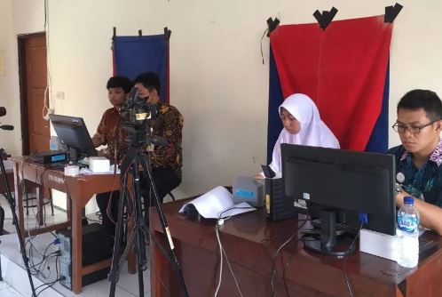 Proses perekaman e-KTP pelajar di SMAN 2 Kendal. Foto: instagram @dispendukcapilkendal