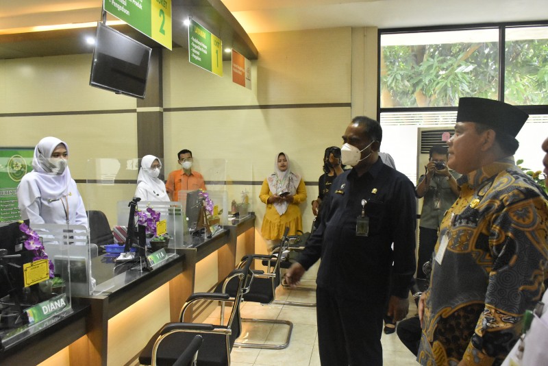 Wakil Bupati Kendal, Windu Suko Basuki (peci hitam) saat meninjau Pengadilan Agama. Foto: kendalkab.go.id