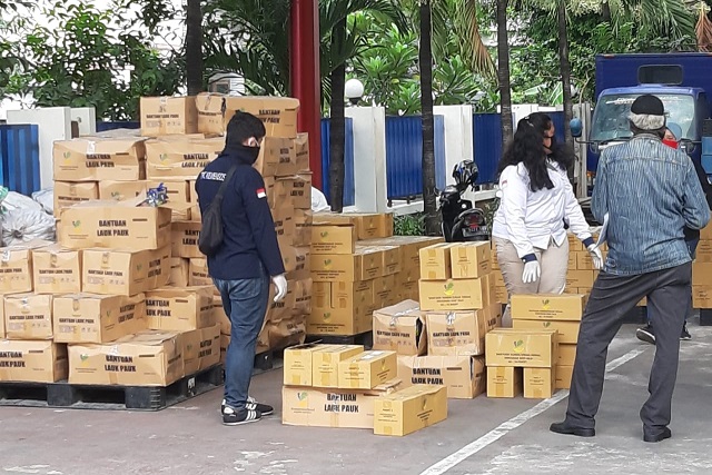 Penyaluran bantuan logistik. Foto: kemensos.go.id