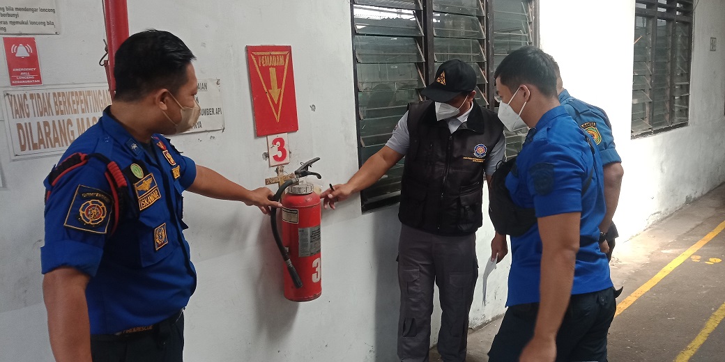 Damkarmat Kota Yogyakarta melakukan inspeksi alat proteksi kebakaran di salah satu bangunan. Foto: kebakaran.jogjakota.go.id