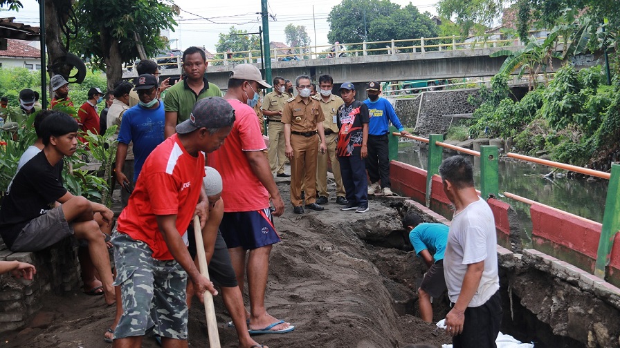 Bupati Bantul, Abdul Halim Muslih, saat meninjau talud sungai yang longsor. Foto: bantulkab.go.id
