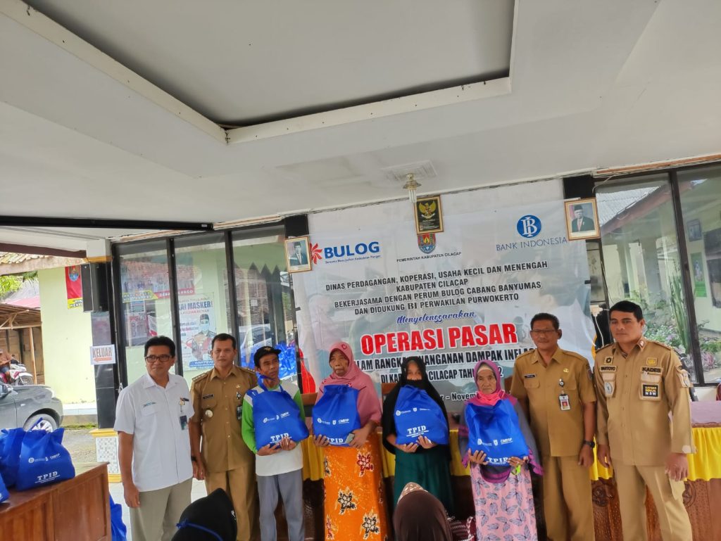 Operasi pasar yang digelar oleh DPKUKM Cilacap khusus warga prasejahtera. Sumber: cilacapkab.go.id