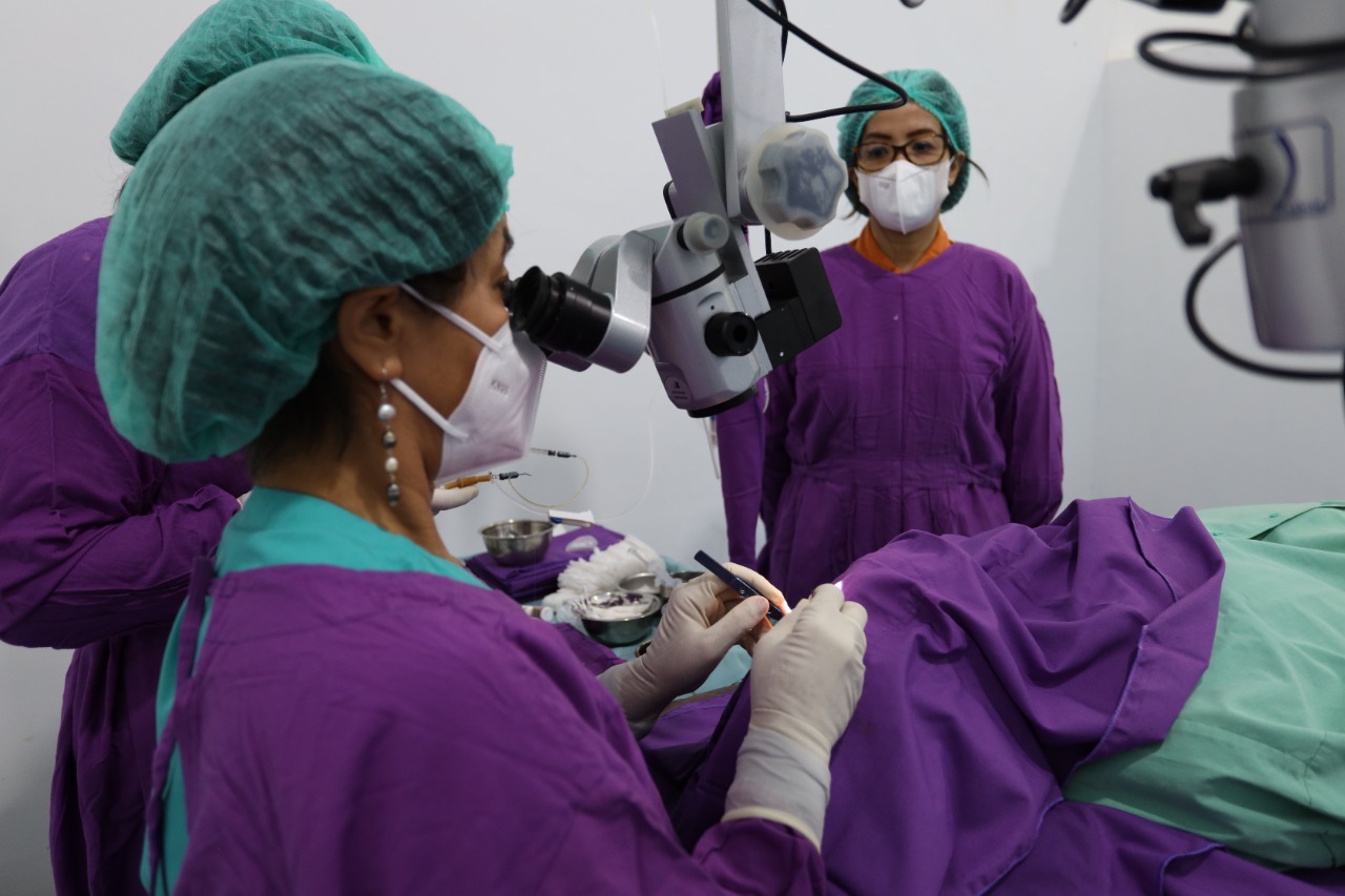 Aktivitas operasi katarak oleh dokter yang didatangkan oleh PT Agincourt Resources (PTAR). Foto: Dokumentasi PTAR