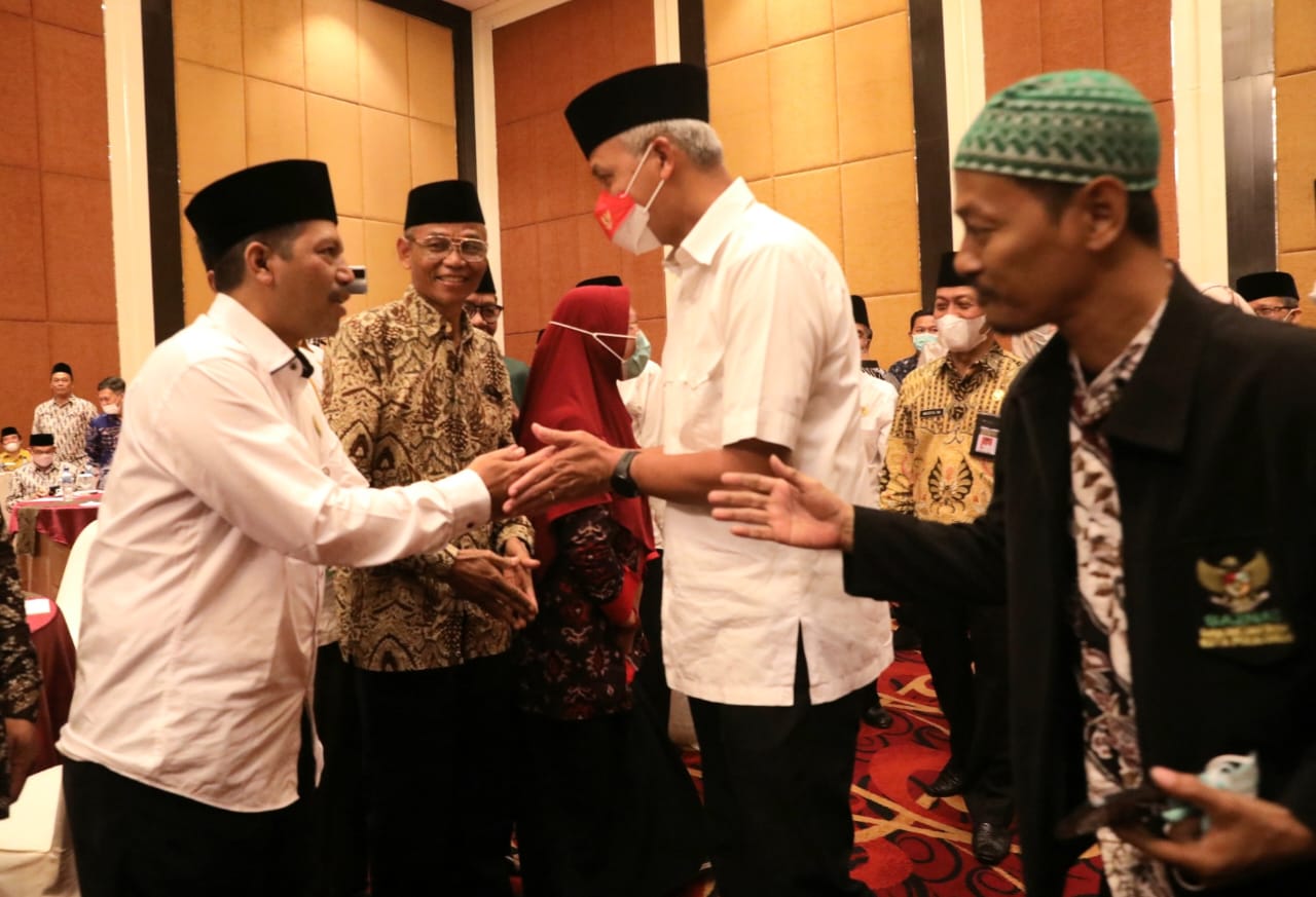 Gubernur Jawa Tengah, Ganjar Pranowo (masker) bersama pengurus Baznas. Foto: jatengprov.go.id