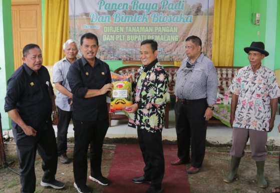 Kementan memperkenalkan teknologi pertanian Biosaka kepada para petani di Kabupaten Pemalang. Sumber foto: pemalangkab.go.id