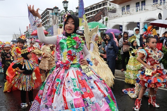 Fashion show busana daur ulang sampah yang diikuti pelajar SD di Kota Yogyakarta. Foto: jogjakota.go.id