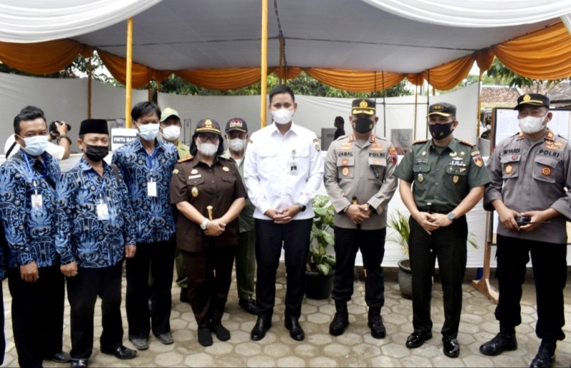 Bupati Kendal, Dico M. Ganinduto (putih) saat memonitoring Pilkades di Tambakrejo. Foto: kendalkab.go.id