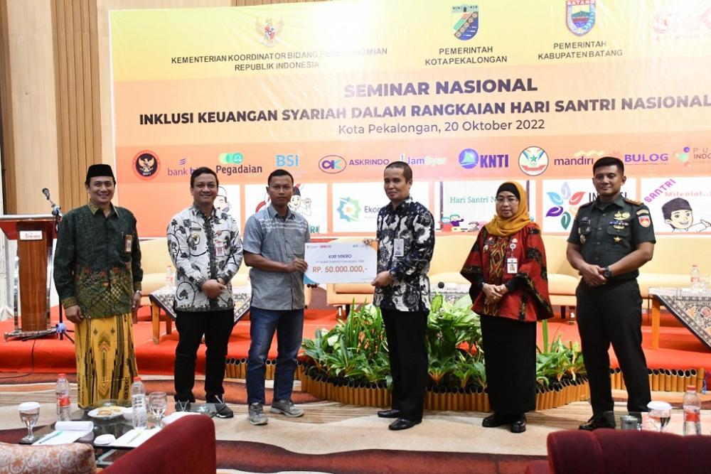 Pj. Bupati Batang saat menghadiri seminar inklusi keuangan syariah. Sumber foto: berita.batangkab.go.id