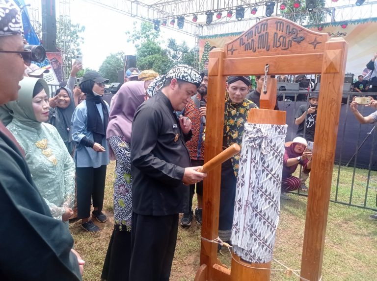 Plt. Bupati Pemalang, Mansur Hidayat saat membuka Festival Mangga. Sumber foto: pemalangkab.go.id