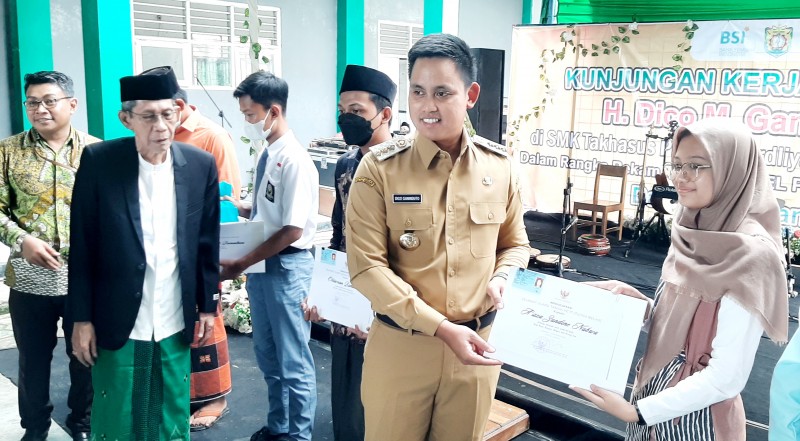 Bupati Kendal, Dico M. Ganinduto di sela-sela perekaman e-KTP Ponpes Manbaul Hikmah. Foto: kendalkab.go.id