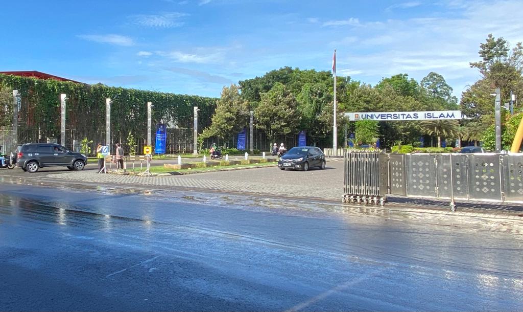 Jalan Kaliurang kilometer 14,5 di depan kampus UII tergenang air (Foto: PosJateng/Kartiko Bramantyo Dwi Putro)