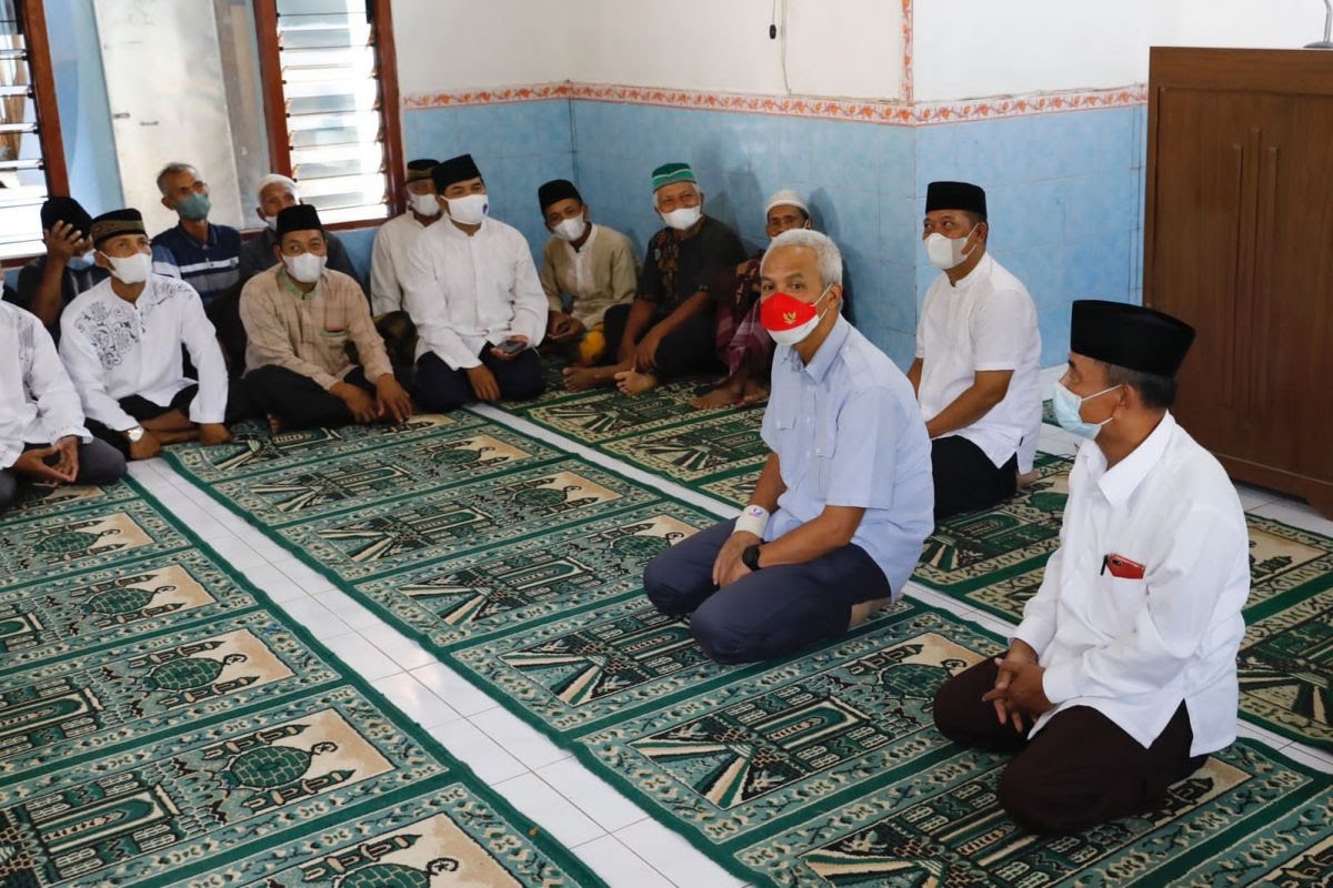 Gubernur Jateng, Ganjar Pranowo (biru) bersama sejumlah pengurus Baznas. Foto: jatengprov.go.id