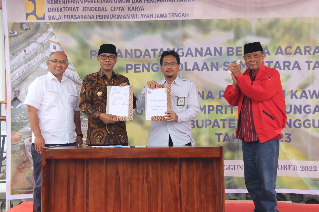 Bupati Temanggung, HM Al Khadziq, saat Penandatanganan Berita Acara Rencana Penataan Kawasan Umbul Jumprit Hulu Sungai Progo Kabupaten Temanggung Tahun 2023, Selasa (25/10). (Foto: jatengprov.go.id)