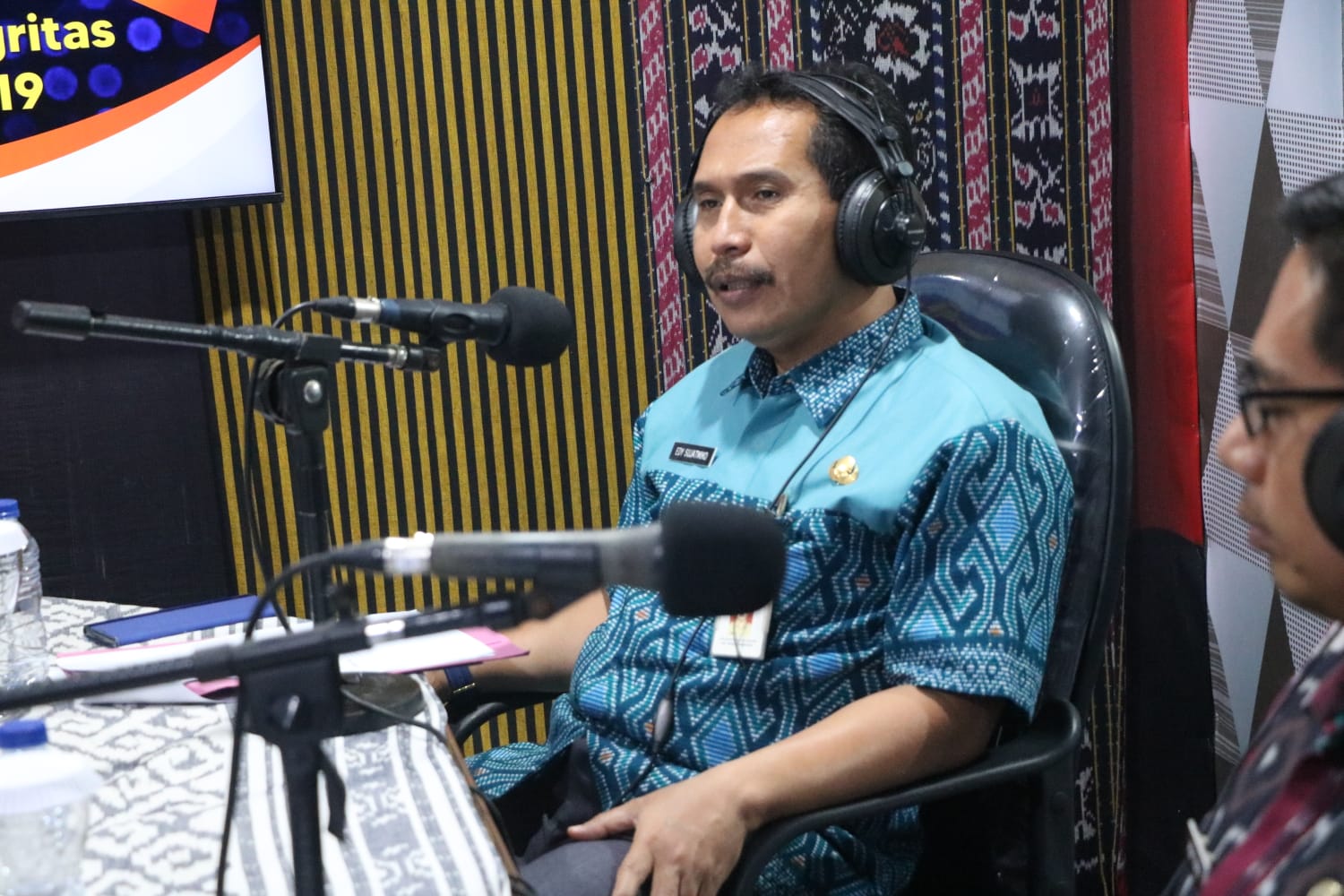 Sekda Jepara, Edy Sujatmiko saat dialog interaktif di LPPL Radio Kartini FM Jepara. Sumber: dokumentasi Diskominfo Jepara