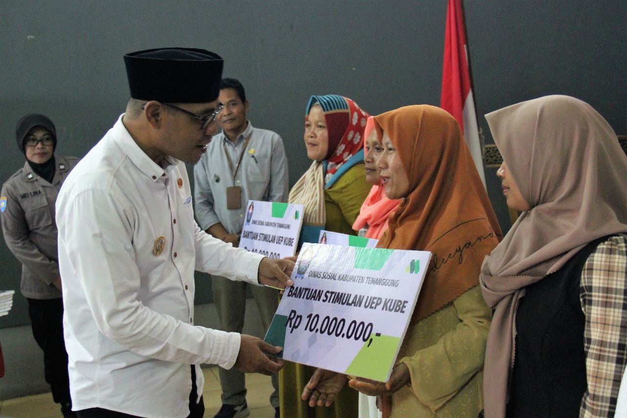 Bupati Temanggung, HM Al Khadziq, saat memberikan subsidi modal untuk KUBE di Kecamatan Bulu. (Foto: temanggungkab.go.id)