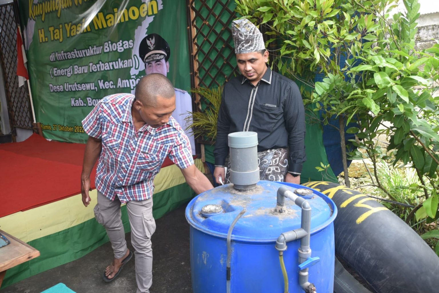 Wakil Gubernur Jateng, Taj Yasin Maimoen (topi) saat mencermati penjelasan warga tentang biogas. Foto: jatengprov.go.id