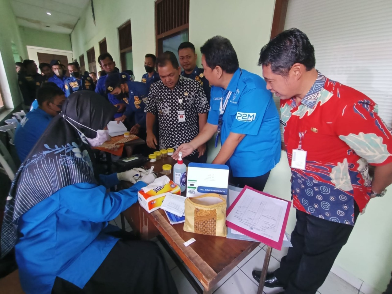 Ratusan pegawai Satpol PP dan Damkar Kabupaten Semarang saat menjadi tes urine. Foto: jatengprov.go.id