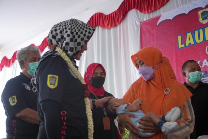Bupati Klaten, Sri Mulyani, saat launching imunisasi PCV di Puskesmas Polanharjo, Selasa (1/11). Foto: Diskominfo Klaten