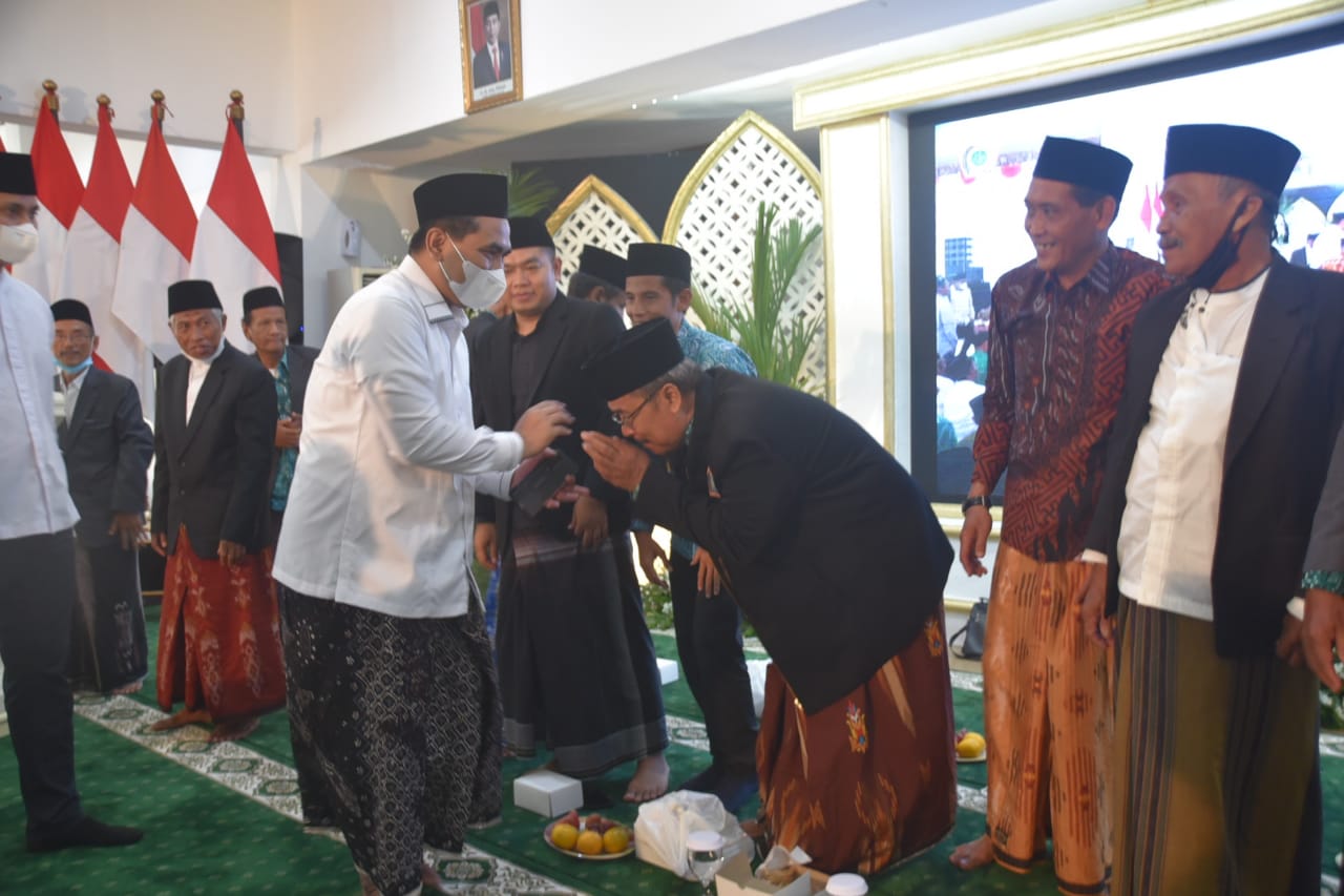Wakil Gubernur Jawa Tengah (Jateng), Taj Yasin saat Haul KH Ahmad Rifai di Kendal. Foto: jatengprov.go.id